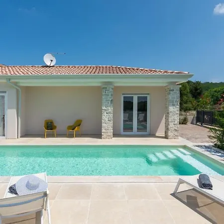 Gostinjska kuća Audrey By 4*