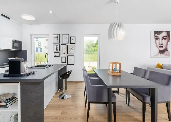 Audrey By 4* Valizza