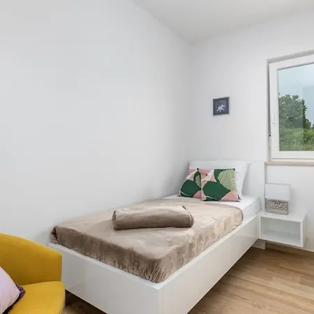 Audrey By 4*